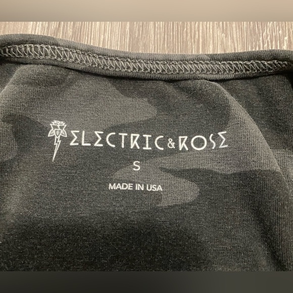 Electric & Rose camouflage Crop Sports Bra Top NWOT size small - Picture 3 of 4